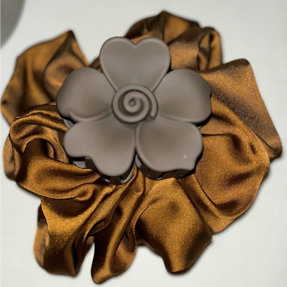 Satin Jumbo Scrunchie Cute Flower Embossed Hair Clip, Hair Accessory Set NWOT - Picture 2 of 9